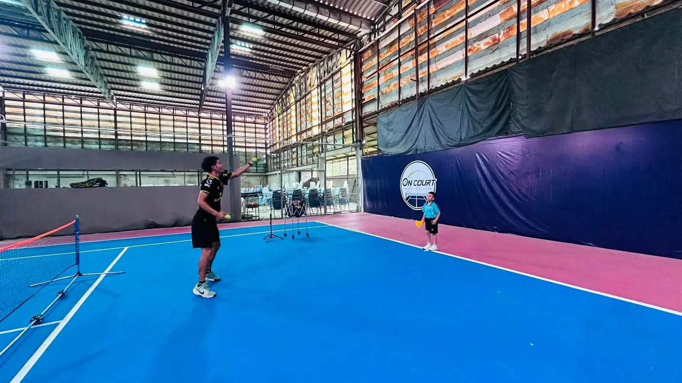 ภาพมุมกว้างของคอร์ตในร่ม On Court